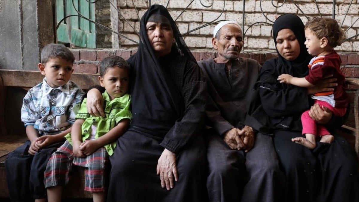 Familia egipcia que perdió a uno de sus miembros en la travesía del desierto libio para llegar a la costa y embarcar hacia Europa.-REUTERS / MOHAMED ABD EL GHANY