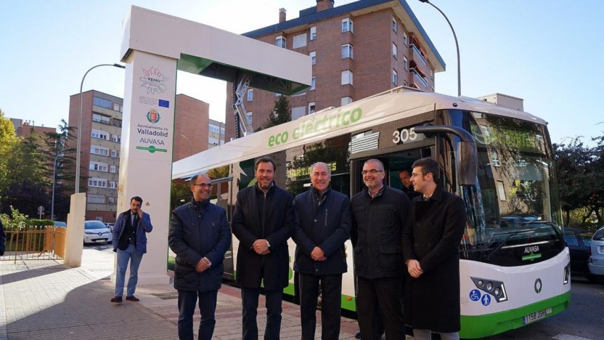 Las autoridades presentan los buses de la línea 7.-@AyuntamientoVLL