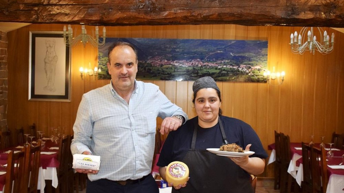 Julio y Carina, con algunos de los productos que se degustan en La Mantequería.-
