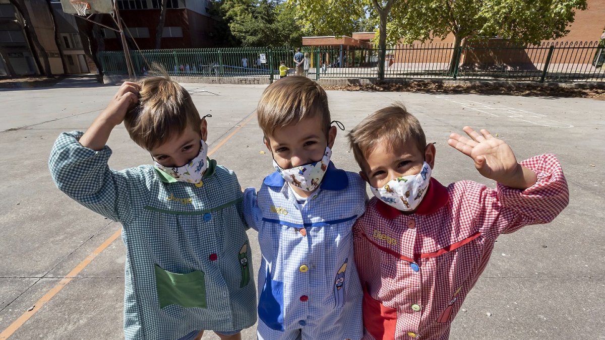 Jorge, Mario y Diego, trillizos del colegio Alonso Berruguete de Valladolid que este año cursarán juntos segundo de Infantil, tras hacerlo separados en primero. PABLO REQUEJO (PHOTOGENIC)