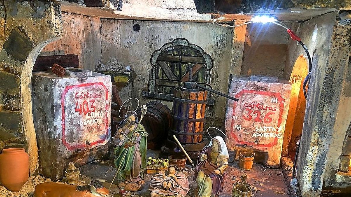 Barricas, depósitos de hormigón y uvas, decoran el pesebre del Niño Jesús.-EL MUNDO
