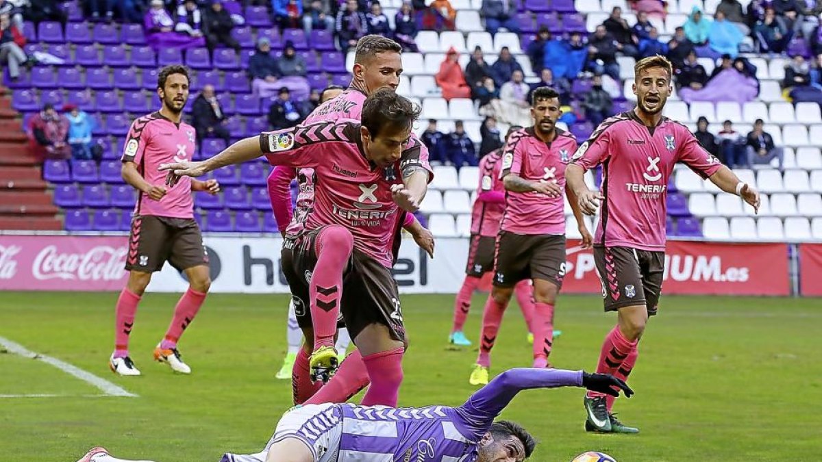 Juan Villar, que fue expulsado en el minuto 78 por doble amonestación, cae en el área ante la presencia de varios jugadores del Tenerife.-PABLO REQUEJO (PHOTOGENIC)