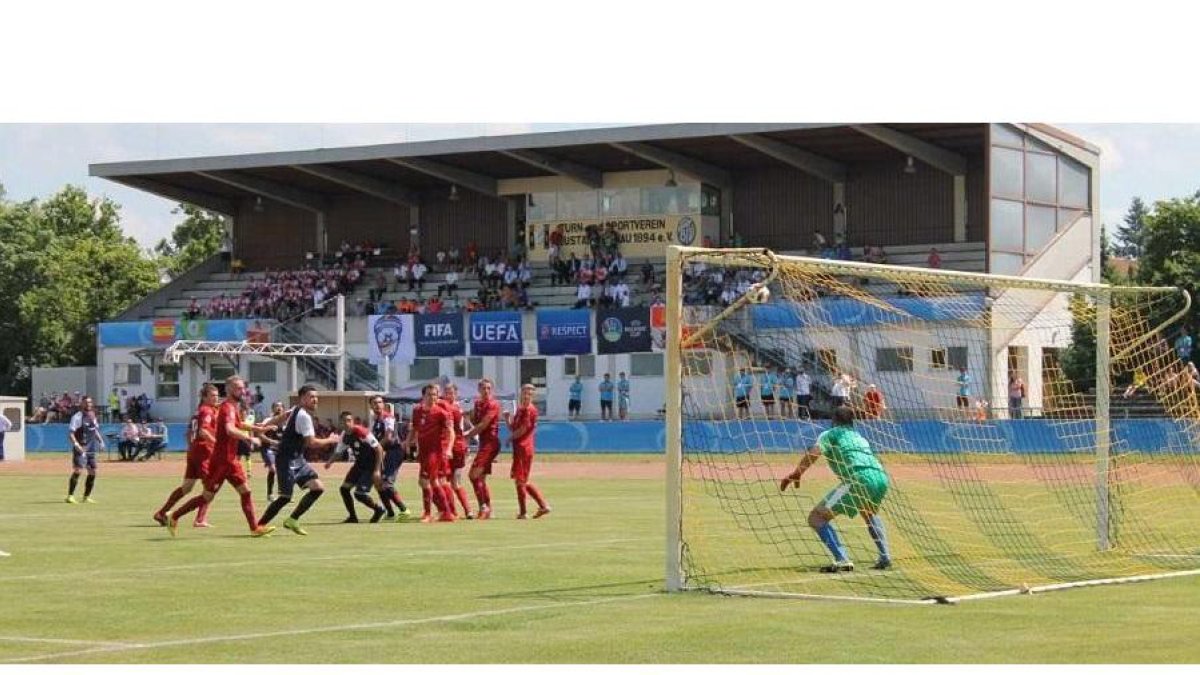 El portero checo no puede evitar el 0-2 tras la falta lanzada por Javi Amor.-FCYLF