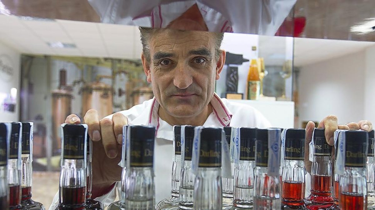 Jerónimo Panizo, propietario de Orujos Panizo, tras una serie de botellas.-M. DENEIVA
