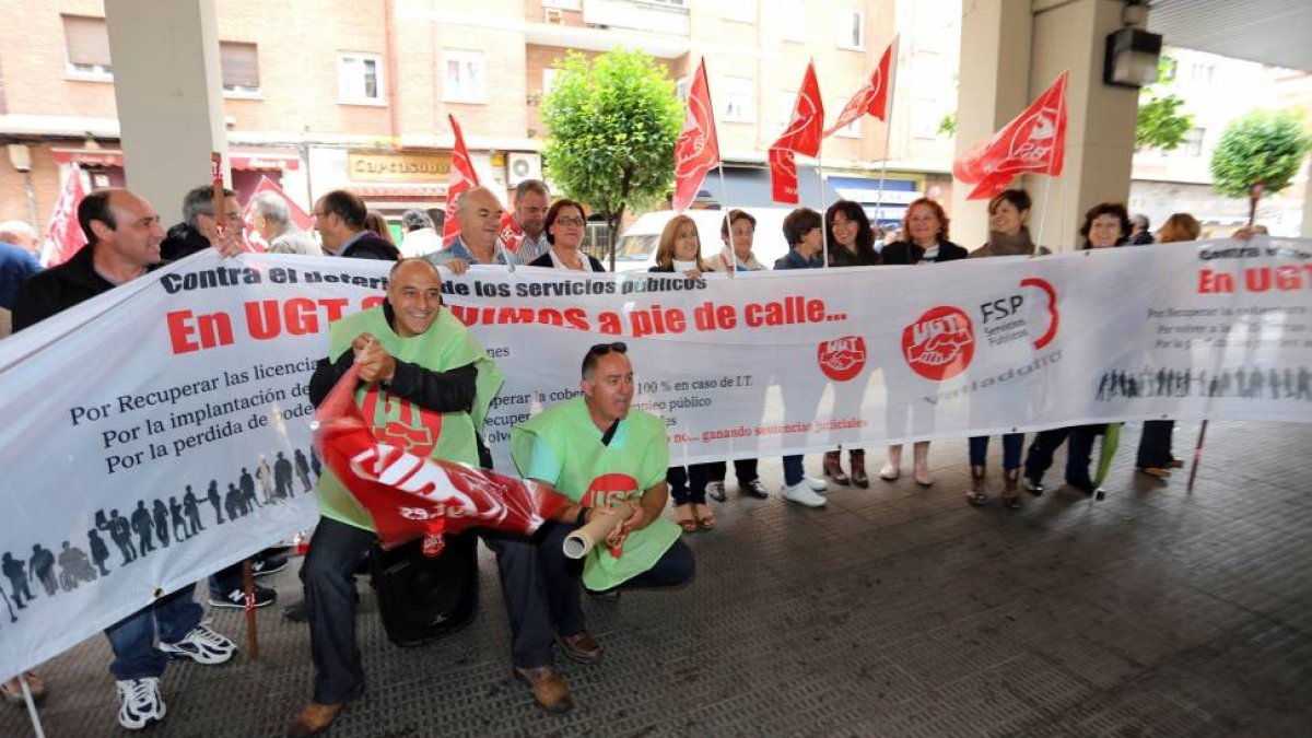 Una treintena de personas de las secciones sindicales de la Junta de Castilla y León, FSP-UGT Valladolid, participan en una campaña a pie de calle 'Contra el deterioro de los Servicios Públicos'-ICAL
