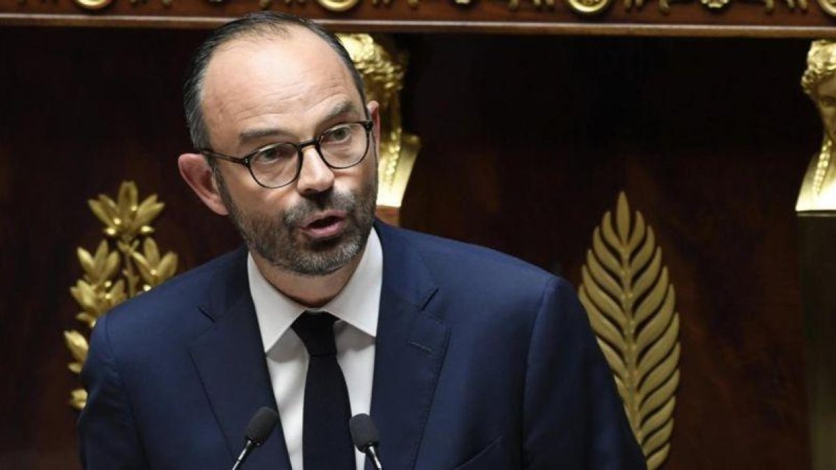 El primer ministro francés, Edouard Philippe, durante el discurso de política general en la Asamblea Nacional en París.-EFE / JULIEN DE ROSA