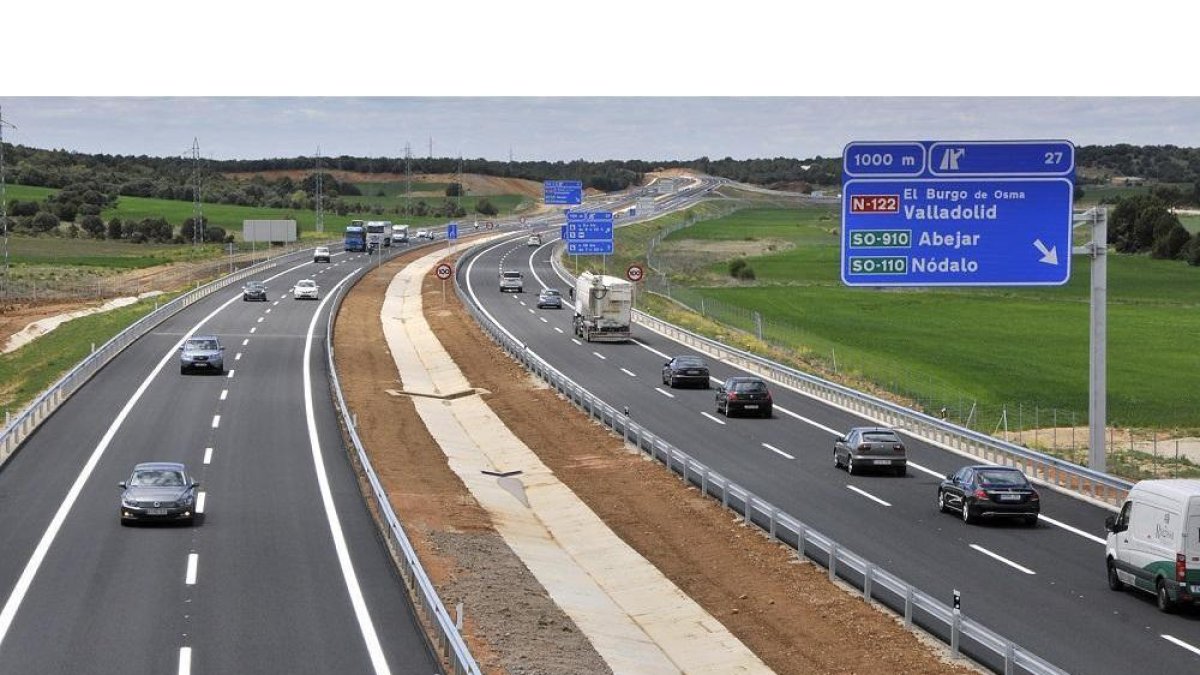 Filas de vehículos tras la Guardia Civil durante la apertura del tramo de la A-11 entre La Mallona y Venta Nueva.