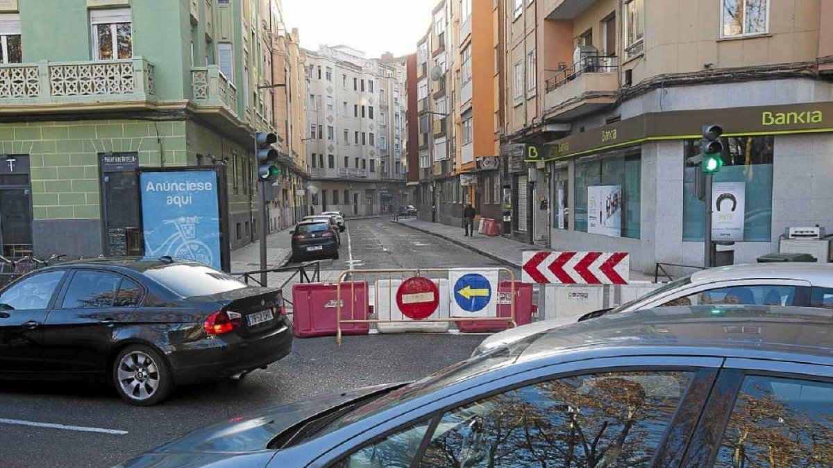 Imagen del corte a la entrada de la calle Nicolás Salmerón desde la plaza Circular.-J. M. LOSTAU