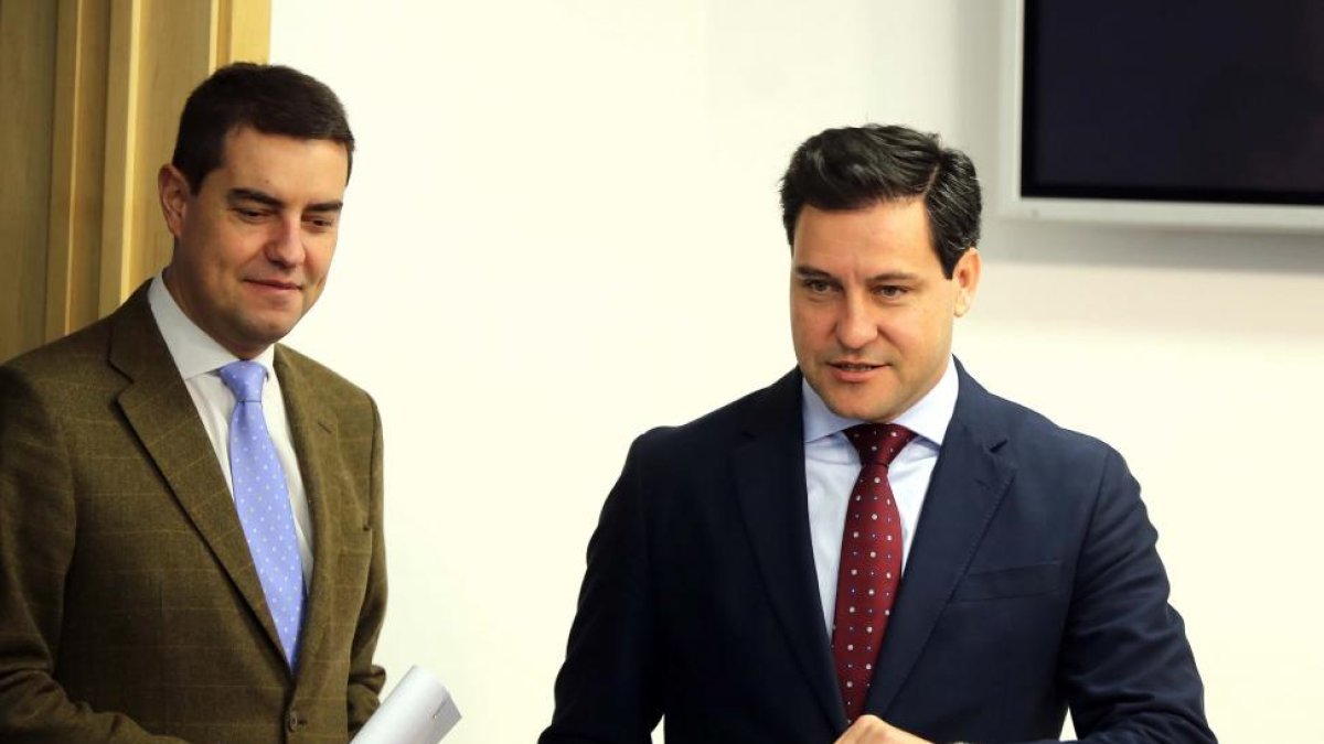 El portavoz del grupo parlamentario 'popular', Raúl de la Hoz, presenta una PNL en relación con la presión permanente revisable-ICAL