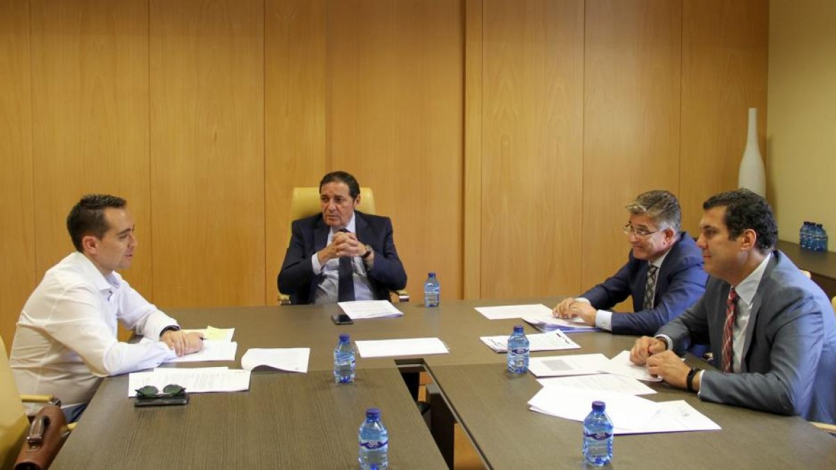 El consejero de Sanidad, Antonio María Sáez (2I), el gerente regional de Sacyl, Rafael López, y el delegado territorial de la Junta en Zamora, Alberto Castro (D), se han reunido hoy en Valladolid con el alcalde de Benavente, Luciano Huerga (I)-ICAL