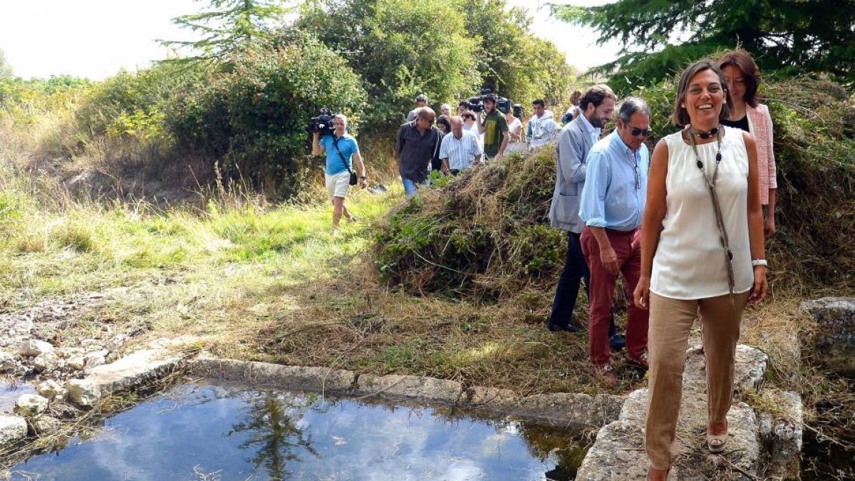 La consejera de Familia e Igualdad de Oportunidades, Milagros Marcos, acompañada por el delegado de la Junta de CYL de Burgos, Baudilio Fernández Mardomingo, visita a los participantes del Campo de Trabajo de Atapuerca, organizado por el Instituto de la J-Ical