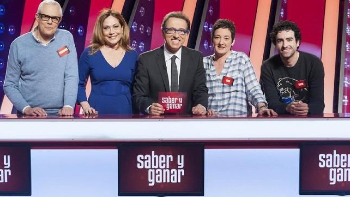 Los 'Magníficos' Fernando Murias, Ana Blanco y Rafael Castaño, junto a Pilar Vázquez y Jordi Hurtado, en 'Saber y ganar'.-RTVE