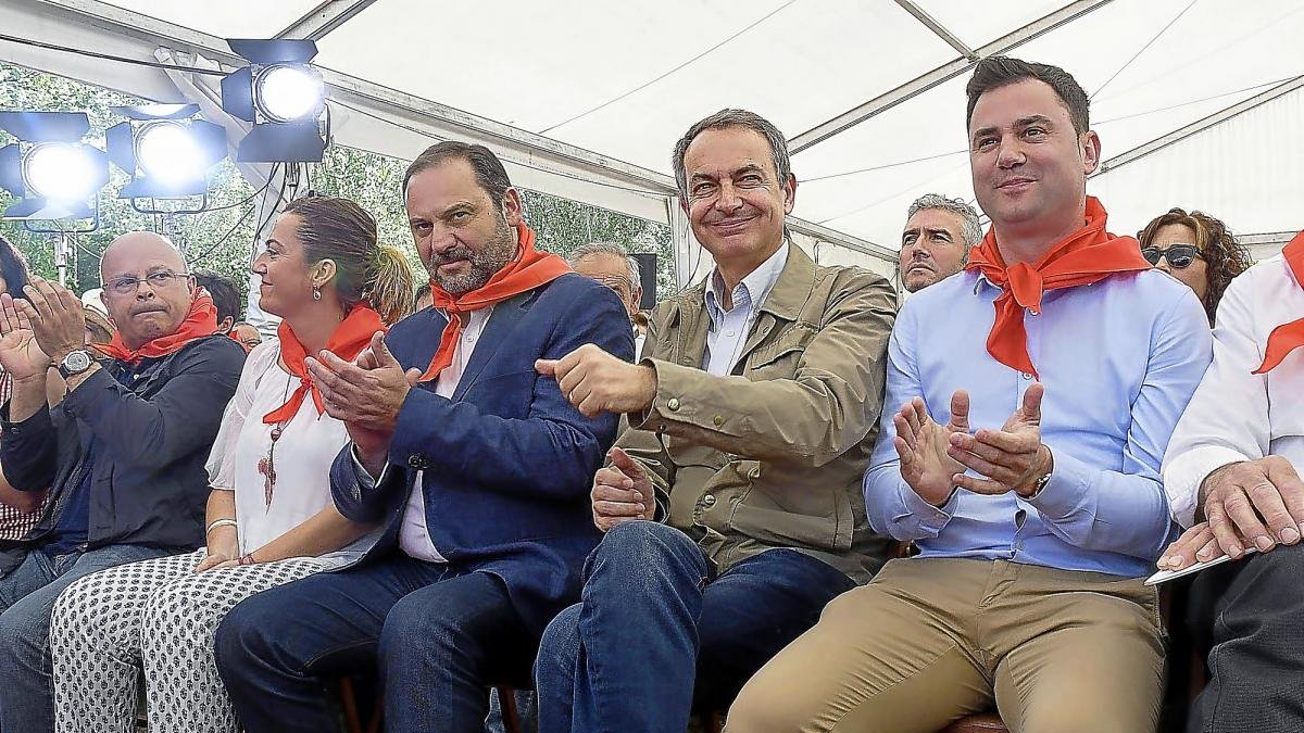 Ábalos y Rodríguez Zapatero, flanqueados por Barcones y Cendón, en la fiesta de la Rosa del PSOE leonés.-ICAL