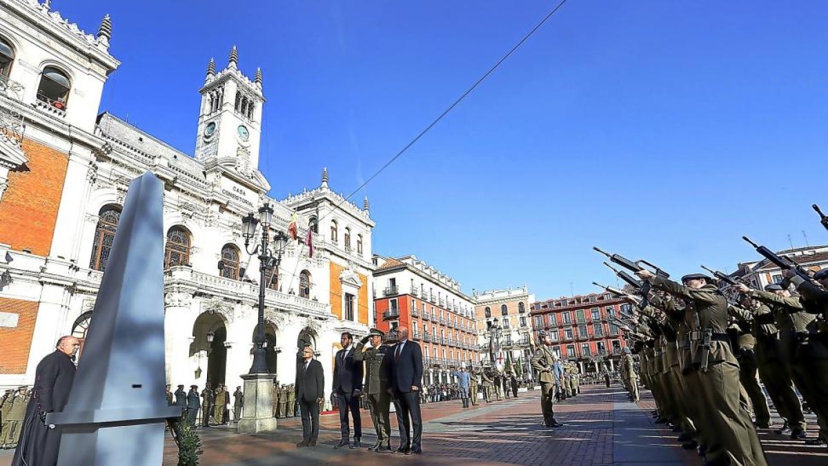 Gómez Iglesias, Puente, el general Rivas y Carnero ante el monolito a los caídos durante la salva de fusilería.-ICAL