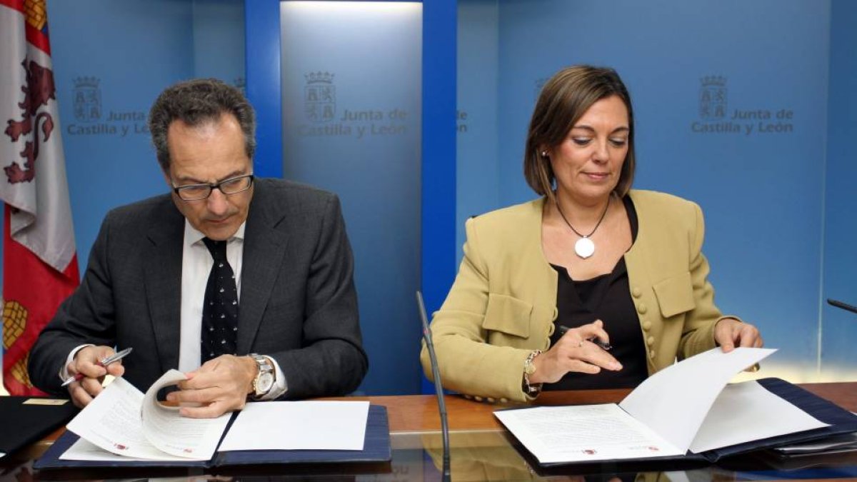 La consejera de Familia e Igualdad de Oportunidades, Milagros Marcos, firma con el fiscal superior de Castilla y León, Manuel Martín-Granizo, un convenio para el desarrollo del modelo 'Objetivo Violencia Cero'-Ical