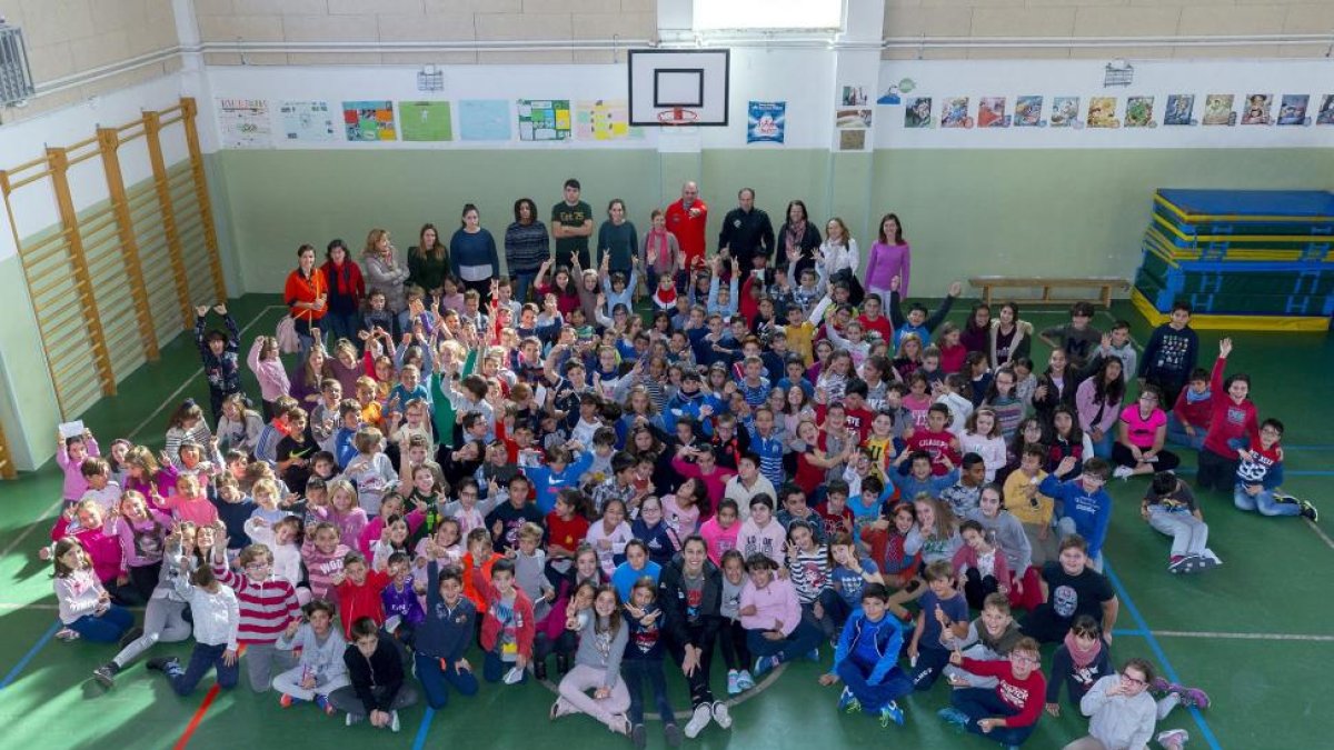 Foto de familia en el colegio Marina Escobar donde estuvieron el seleccionador Lucas Mondelo y la jugadora Alba Torrens-EL MUNDO