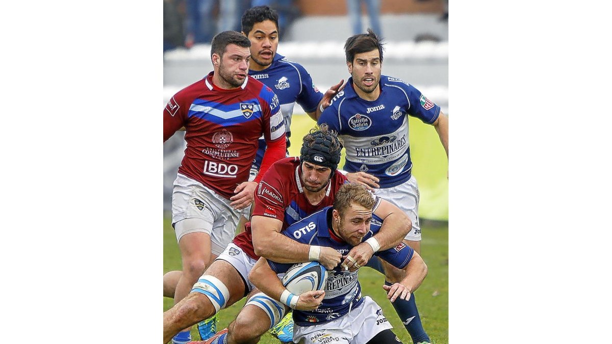 Placaje al debutante John Wessel Bell, ayer, en el partido celebrado en Pepe Rojo.-J.M.LOSTAU