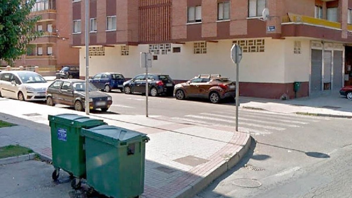 Dos contenedores en una de las calles de Medina del Campo.-E. M.