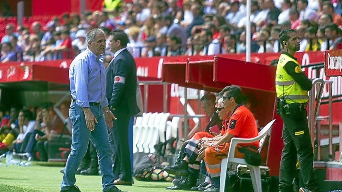 Paco Herrera se lamenta tras una de las jugadas de la goleada sevillista a su equipo.-PHOTO-DEPORTE