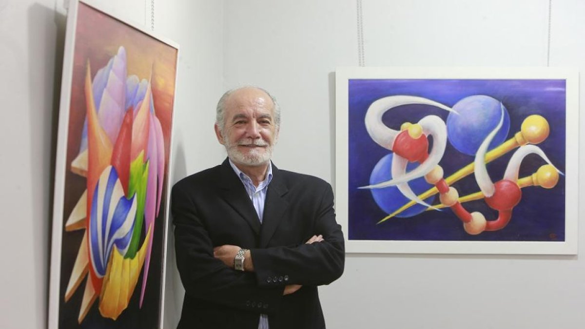 Guillermo García Nieto junto a dos de sus cuadros.-RAÚL OCHOA