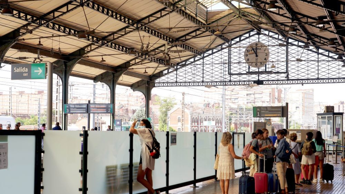 Viajeros esperan la llegada de un tren en la Estación Campo Grande de Valladolid, en una foto de archivo. ICAL