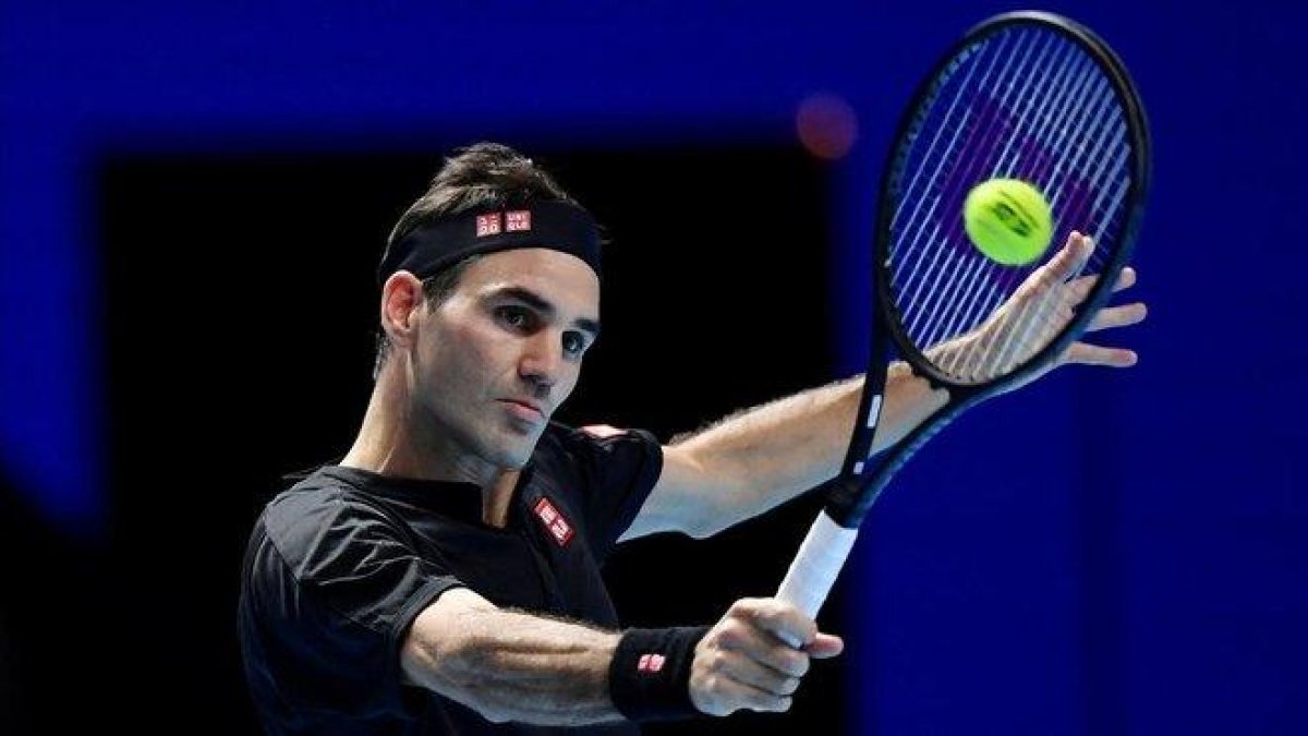 Federer devuelve un revés.-