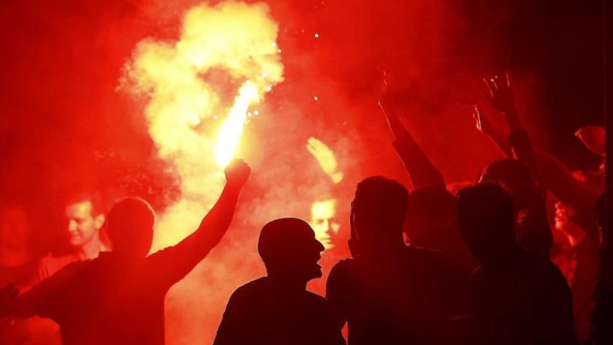 Fans ingleses, durante la jornada del miércoles en Lille.-REUTERS / WOLFGANG RATTAY