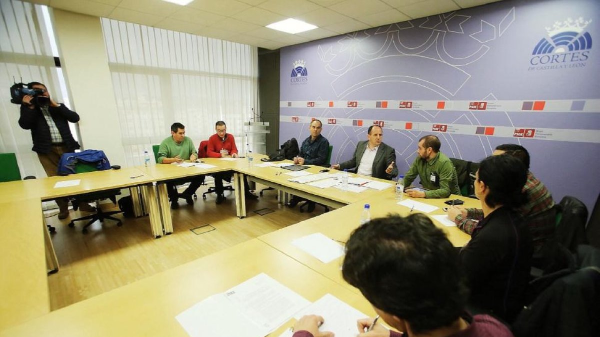 El portavoz de Medio Ambiente del Grupo Socialista, José Luis Aceves, mantiene una reunión con representantes de los agentes medioambientales de Castilla y León-Miriam Chacón / ICAL
