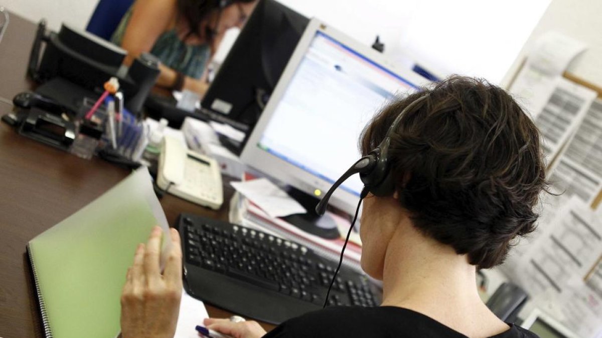 Dos mujeres trabajando en una oficina.-E.M.