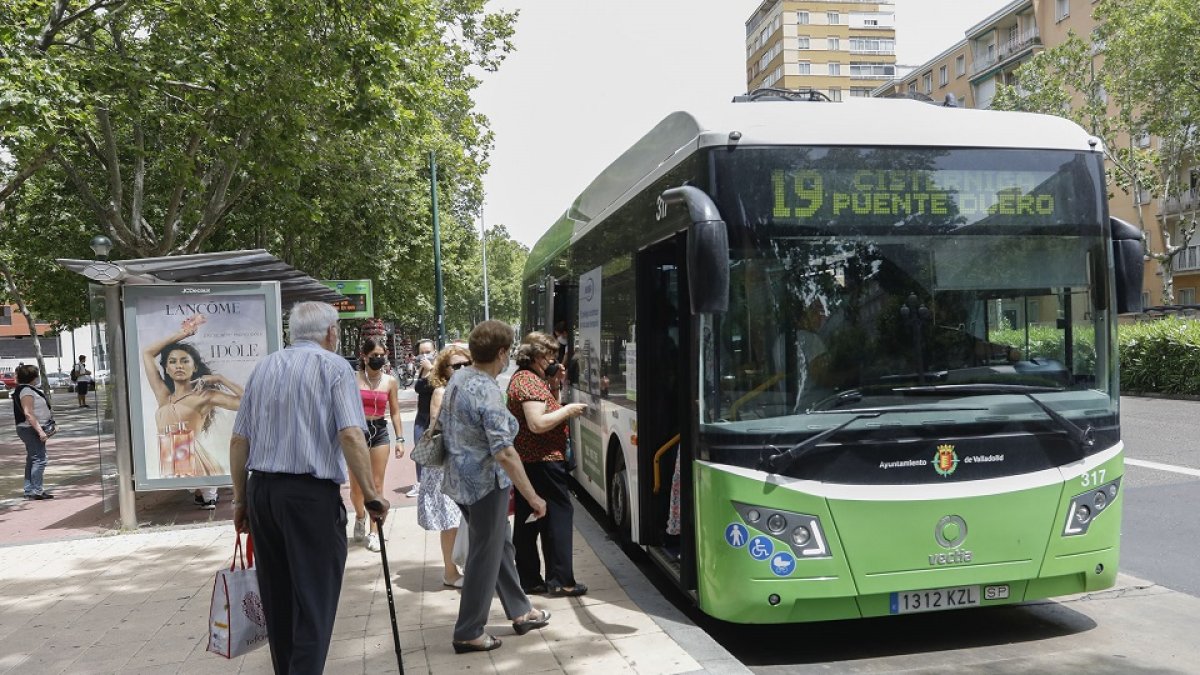 Pasajeros suben a un autobús de Auvasa. -J. M. LOSTAU