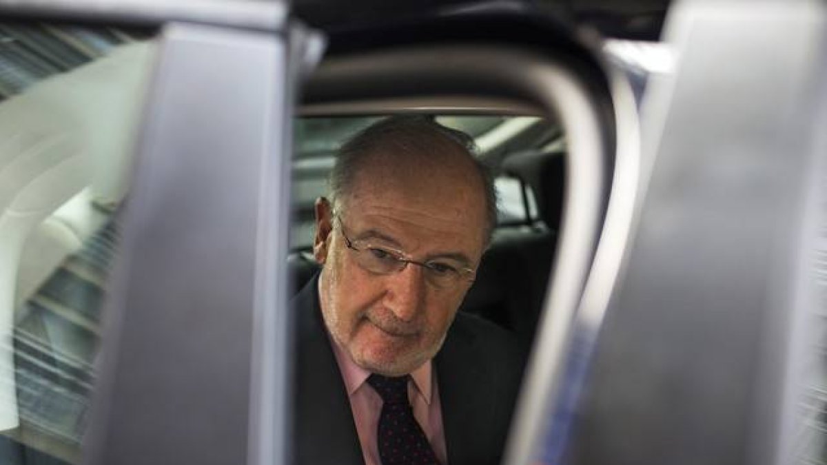Rodrigo Rato entra en el coche tras un registro policial en su vivienda, el pasado abril en Madrid.-AP / ANDRES KUDACKI