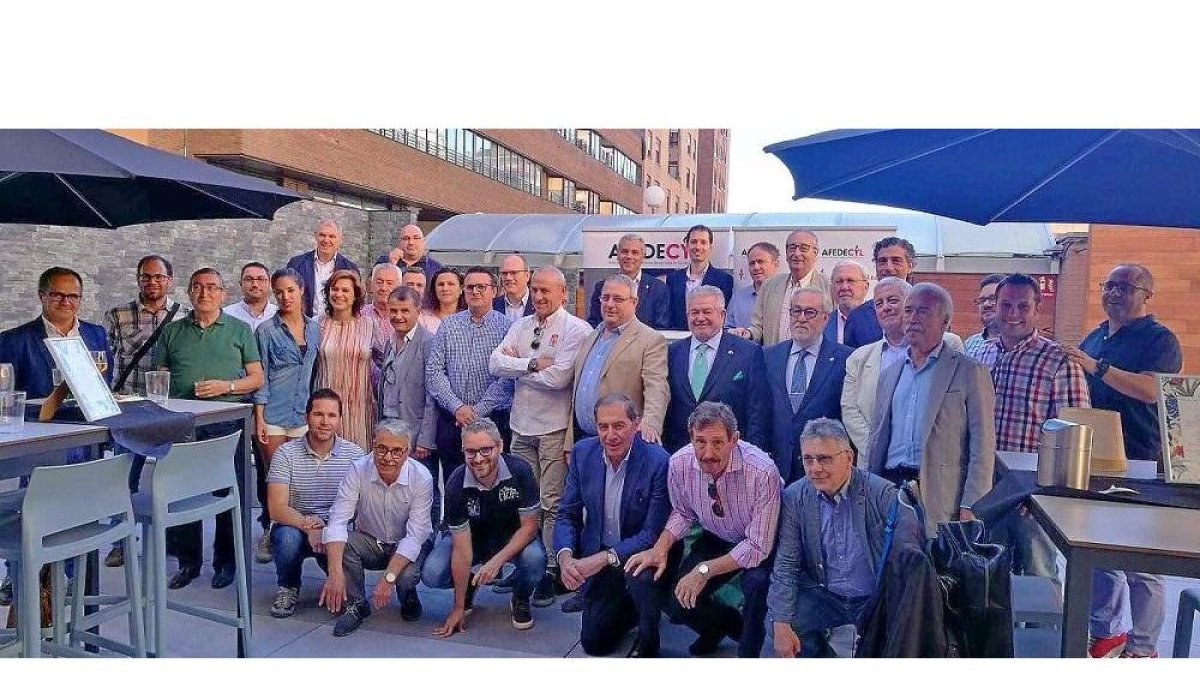 La tradicional foto de familia con los presdentes de las federaciones y los medios de comunicación.-EL MUNDO