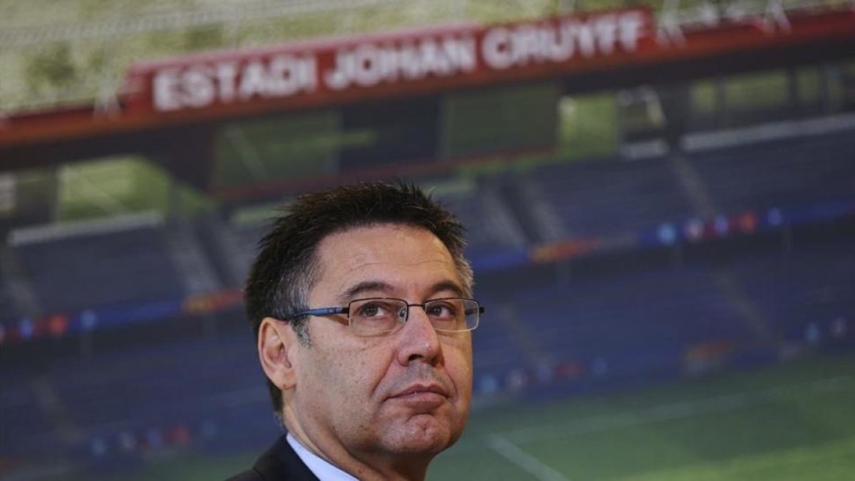 Bartomeu, en Sant Joan Despí anunciando la primera piedra del estadio Johan Cruyff.-ALEJANDRO GARCÍA