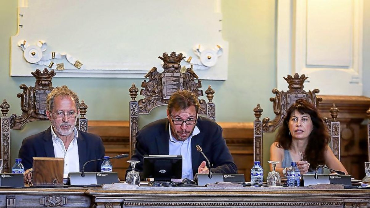 Óscar Puente interviene flanqueado por Ana Redondo y Manuel Saravia durante el Pleno celebrado ayer.-MIGUEL ÁNGEL SANTOS (PHOTOGENIC)