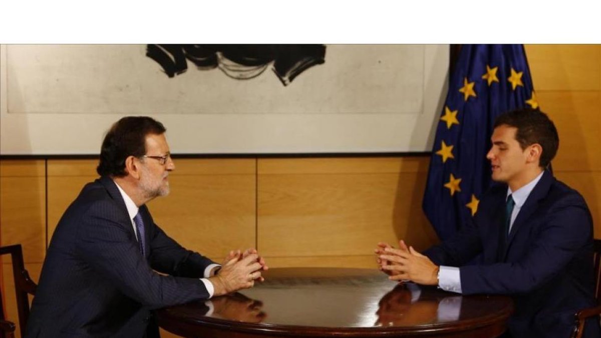 El presidente en funciones y líder del PP, Mariano Rajoy, con el jefe de Ciudadanos, Albert Rivera, la pasada semana en el Congreso.-AGUSTIN CATALÁN