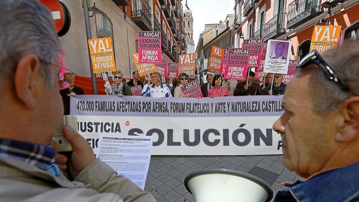 Un grupo de afectados por el Fórum Filatélico protesta junto a su antigua oficina, en la Calle Regalado.-J.M. LOSTAU