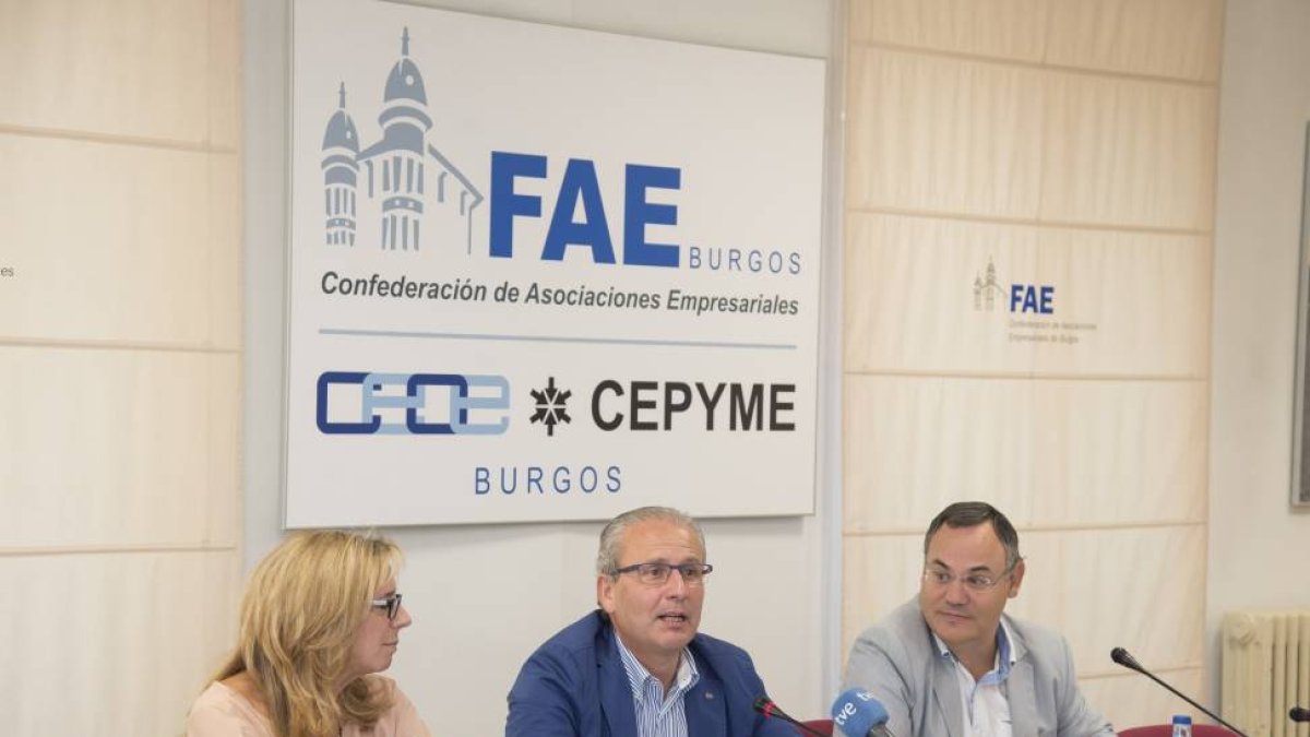 El tesorero de FAE, Ignacio San Millán (C); la secretaria general de FAE, Emiliana Molero (I); y el vicesecretario general, Iñigo Llarena (D)-Ical