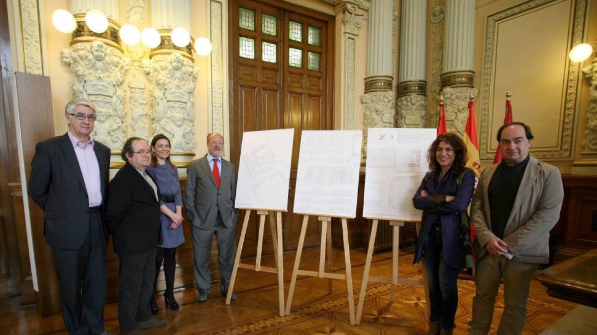 El alcalde de Valladolid, Javier León de la Riva, y Primitivo González (D), representante del Colegio de Arquitectos, dan a conocer el ganador del concurso de ideas del anteproyecto de la remodelación del barrio 29 de Octubre-Ical