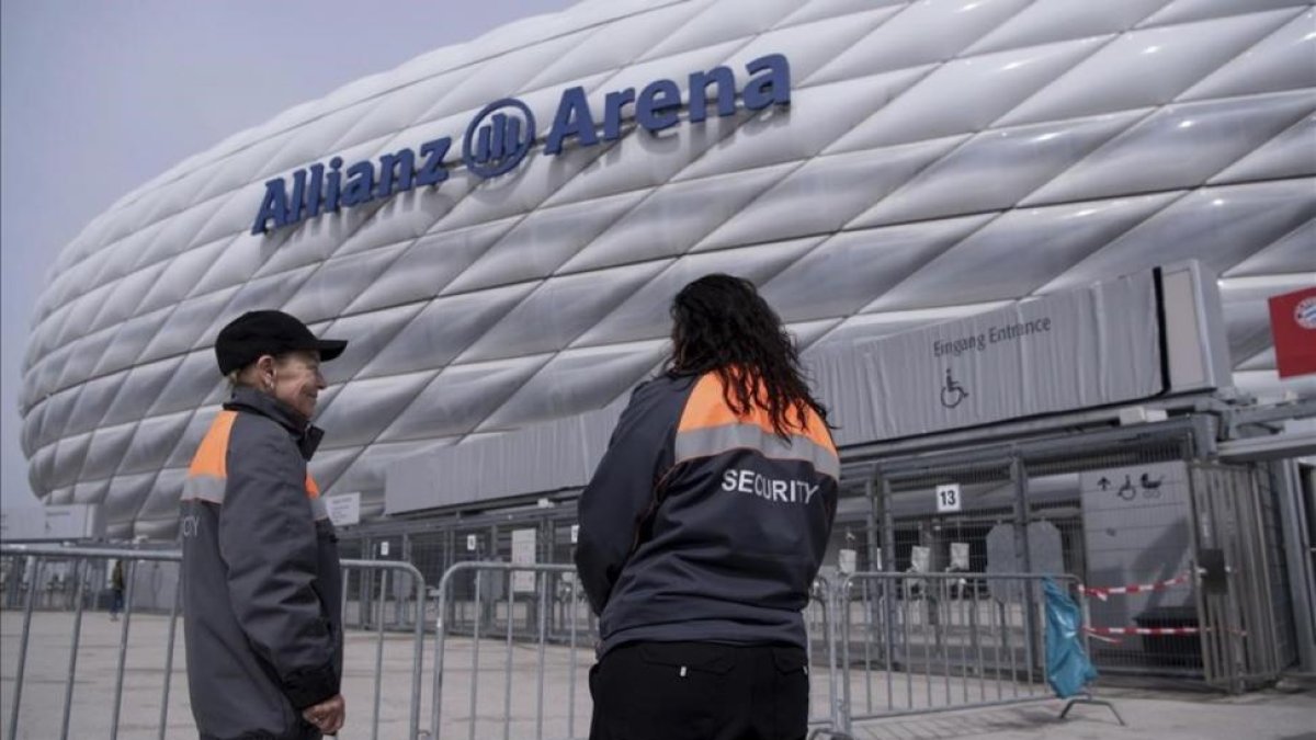 Dos agentes de seguridad en una zona del Allianz Arena, el campo del Bayern-SVEN HOPPE