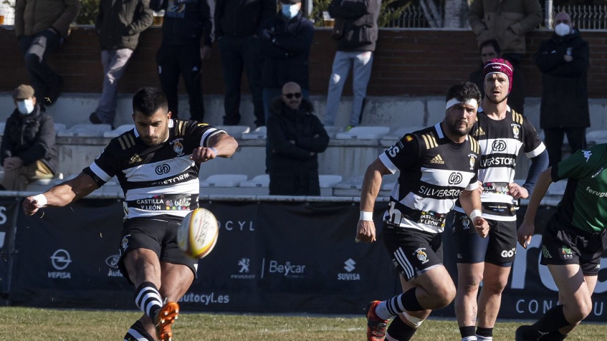 Velarde golpea a palos en el partido entre el SilverStorm y el Barca. / PHOTOGENIC
