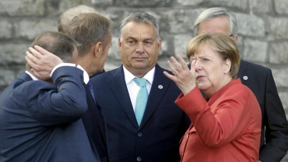 La canciller alemana, Angela Merkel, y el primer ministro húngaron, Viktor Orbán, conversa durante una pausa en la cumbre de Tallin.-VALDA KALNINA