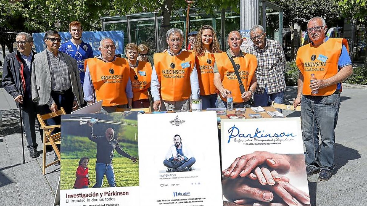 La Asociación del Párkinson de Valladolid en el photcall solidario en la Plaza Zorrilla.-J.M. LOSTAU