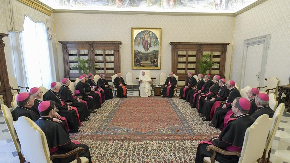 El Papa Francisco y el cardenal Arzbispo de Valladolid, Ricardo Blázquez, a su derecha. -E.PRESS
