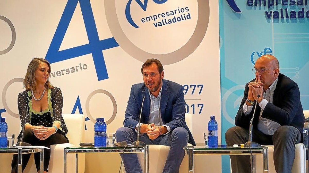 Puente participó ayer en la última mesa de debate de la Confederación Vallisoletana de Empresarios (CVE) con motivo de su 40 aniversario junto a la presidenta, Ángela de Miguel, y el presidente de la Diputación, Jesús Julio Carnero.-E.M.