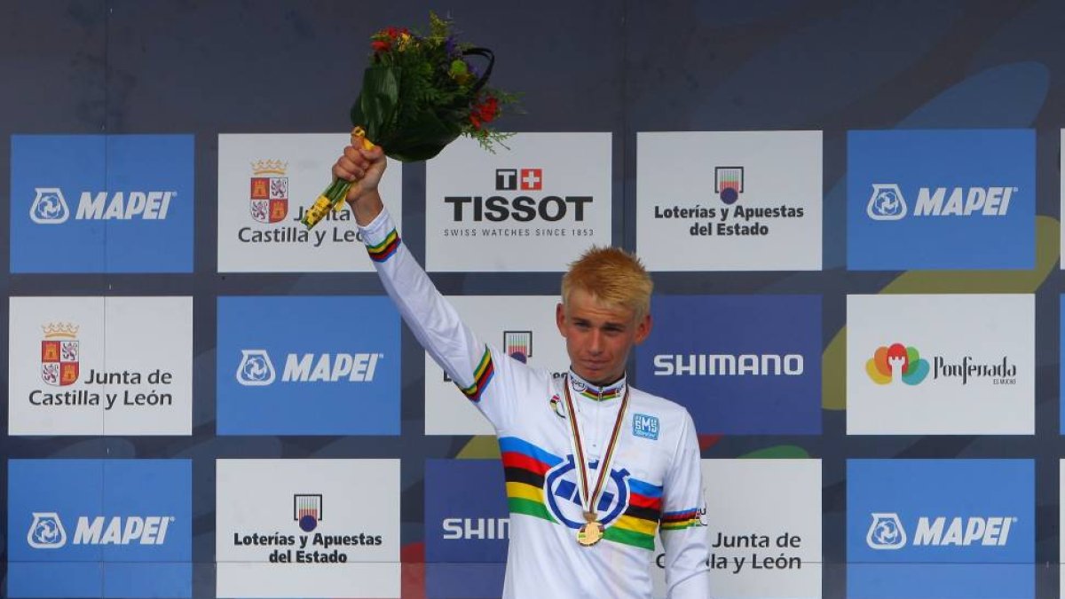 El campeón del Mundo contrarreloj masculina junior del Mundial de Ciclismo de Ponferrada, Lennard Kamina, cebra su victoria en el pódium-Ical