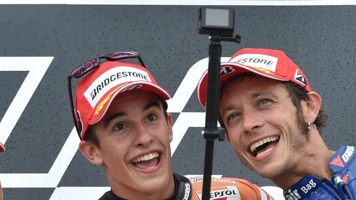 Marc Márquez y Valentino Rossi bromean en el podio de Alemania, en julio del 2015.-EFE