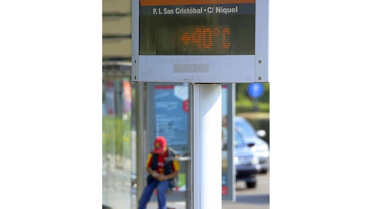 Imagen de un termómetro durante la pasada ola de calor en el mes de junio.-ICAL