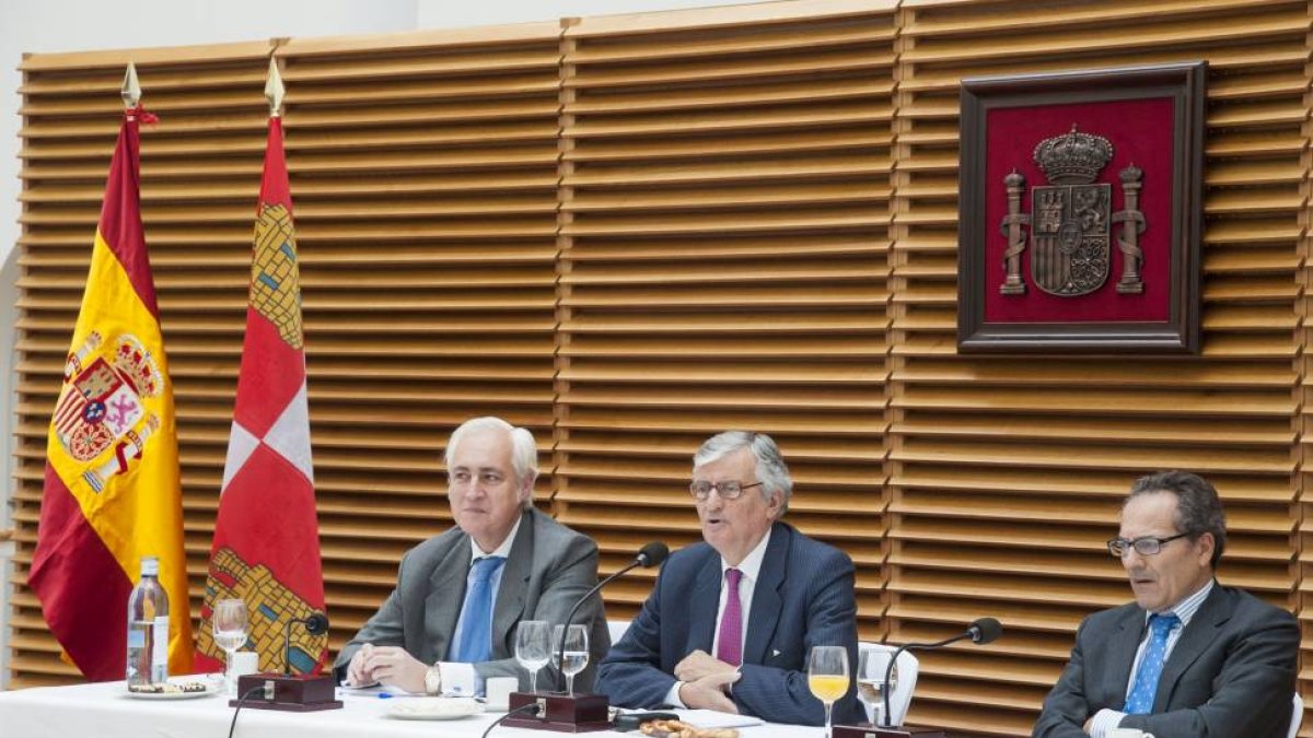 Desayuno informativo con el fiscal general del Estado, Eduardo Torres-Dulce, con motivo del XXV aniversario del Tribunal Superior de Justicia de Castilla y León (TSJCyL). Le acompañan el presidente del TSJ, José Luis Concepción (I), y el fiscal superior d-Ical