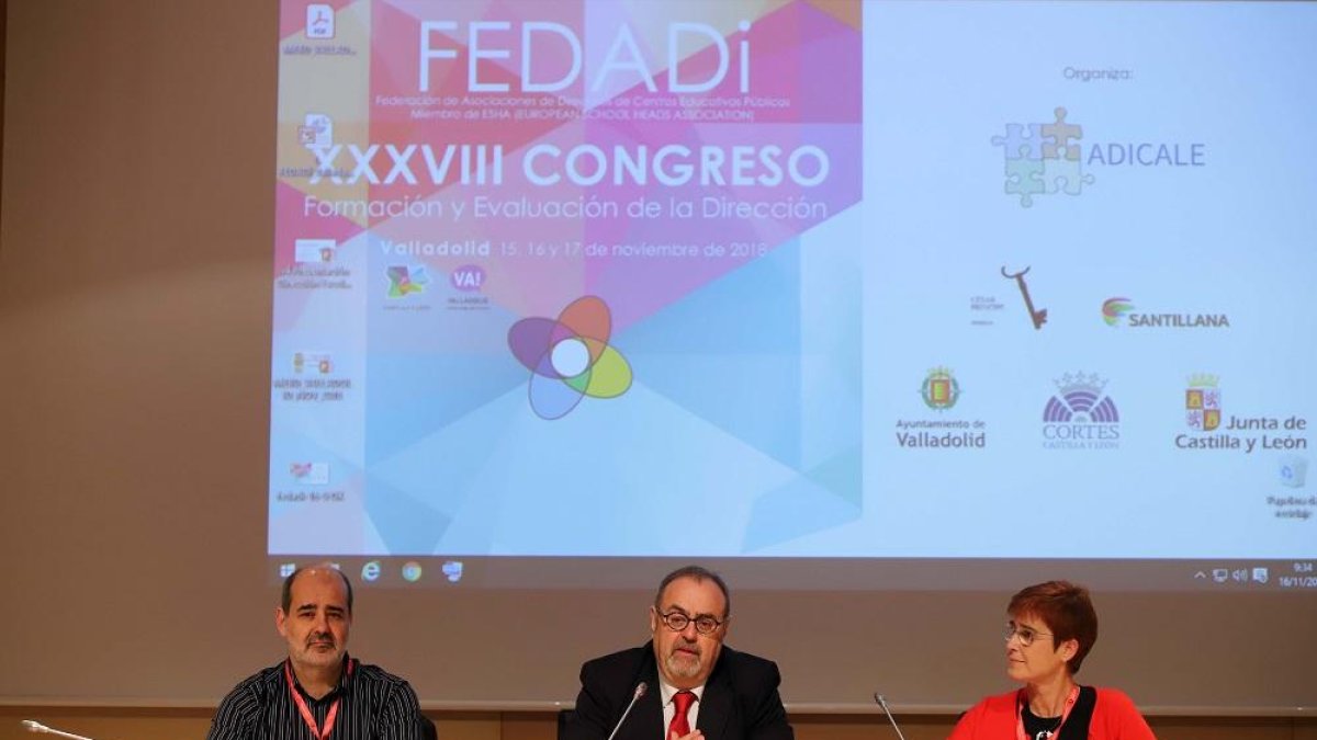 Fernando Rey (en el centro) durante en el congreso de directores de institutos de Secundaria de España.-ICAL