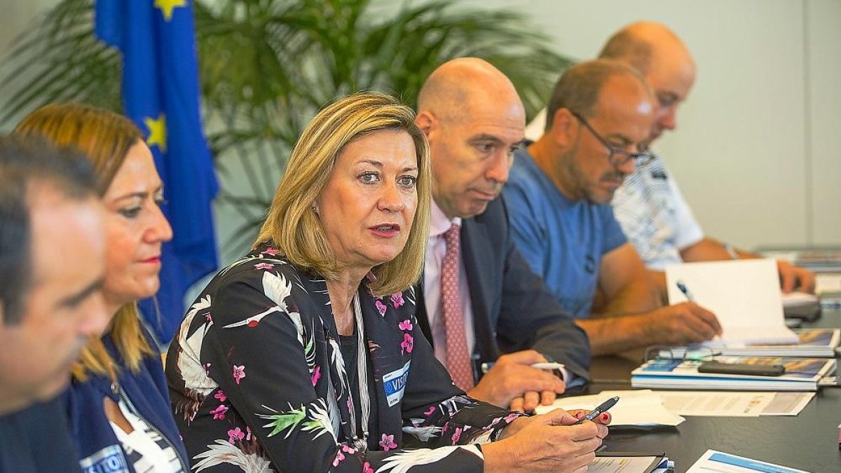 La consejera de Economía y Hacienda, Pilar del Olmo, (C) durante una de las reuniones celebradas ayer en Bruselas.-ICAL
